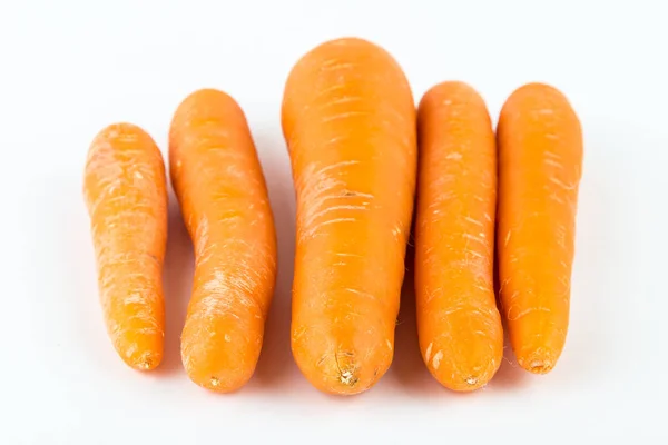 胡萝卜查出在白色背景。健康食品, 饮食 — 图库照片