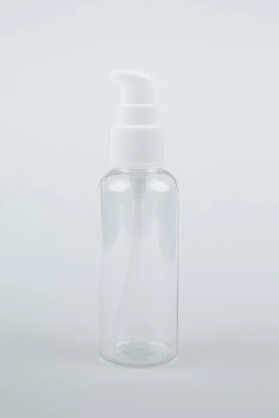 Bouteille claire vide isolée sur fond blanc. Cosmétique. Spa — Photo