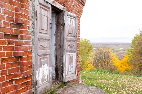 Деревянная двойная дверь в старом заброшенном доме. Один лист двери открыт. Усадьба Рукавишникова в селе Подвязье Богородского района . — стоковое фото