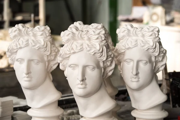 Esculturas de gesso. As cabeças do gesso apollo na oficina . — Fotografia de Stock