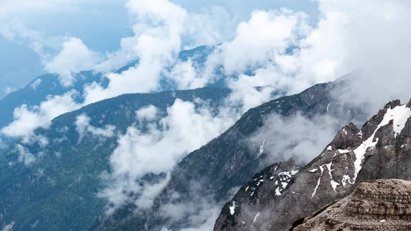 Cascada de montañas. Hermoso paisaje. Clima nublado. Parque Nacional. Tre Cime, Dolomitas, Tirol del Sur. Italia . —  Fotos de Stock
