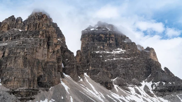 Des montagnes. Beau paysage. Temps nuageux. Parc National. Tre Cime, Dolomites, Tyrol du Sud. Italie . — Photo