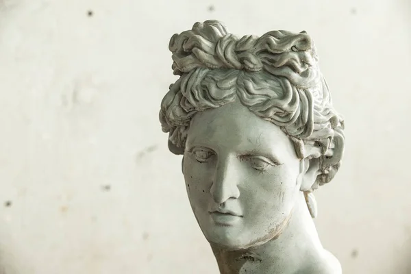 石膏の彫刻。ワークショップで石膏アポロの頭. — ストック写真