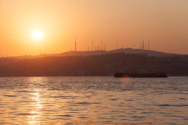 İstanbul, Türkiye - 9 Eylül 2014: Gün batımında Boğaz'da ticaret gemisi.