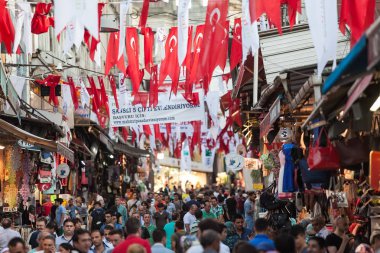 İstanbul, Türkiye, - 8 Eylül 2014: Türkiye'de Kapalıçarşı. Alışveriş caddesinde kalabalık.