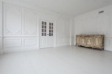 Sıva duvarları ve çekmecevintage göğüs ile lüks parlak iç.