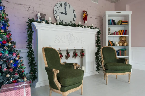 Salón interior clásico de Navidad con árbol de Navidad y chimenea . — Foto de Stock