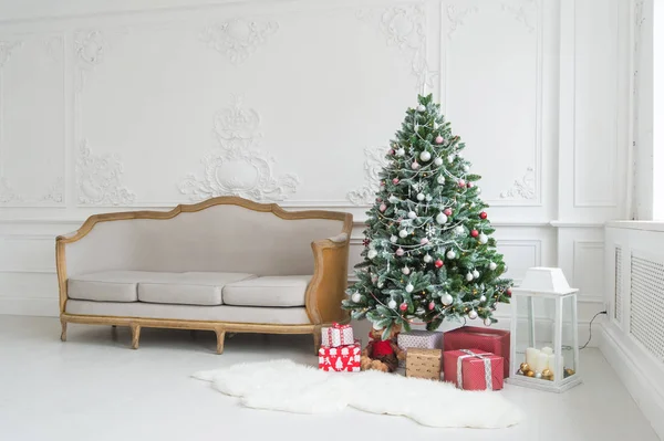 Πολυτελές φωτεινό μπαρόκ εσωτερικό με vintage καναπέ και χριστουγεννιάτικο δέντρο. — Φωτογραφία Αρχείου