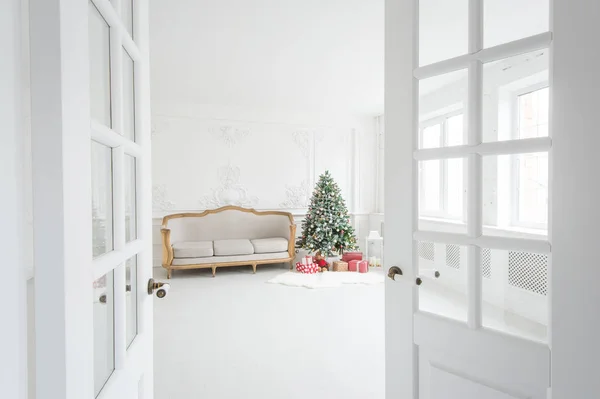 빈티지 소파와 크리스마스 트리가있는 고급 밝은 바로크 양식의 인테리어. — 스톡 사진