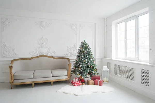 Vintage kanepe ve Noel ağacı ile lüks parlak Barok iç.