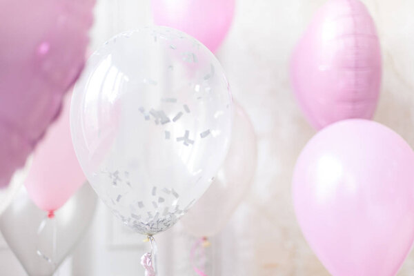 Много шариков, наполненных гелием. Украшение праздника. Выборочный фокус. Закрыть
.