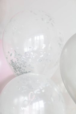 Helyumla dolu bir sürü balon. Tatil için dekorasyon. Seçici odak. Yakın çekim.