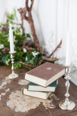 Nizhniy Novgorod, Rusya - 13 Mart 2017: Stüdyo 2.8. Şifoniyerin üzerine kitap yığını. Seçici odak. Yakın çekim.