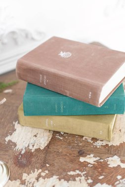 Nizhniy Novgorod, Rusya - 13 Mart 2017: Stüdyo 2.8. Şifoniyerin üzerine kitap yığını. Seçici odak. Yakın çekim.