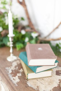 Nizhniy Novgorod, Rusya - 13 Mart 2017: Stüdyo 2.8. Şifoniyerin üzerine kitap yığını. Seçici odak. Yakın çekim.