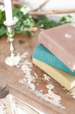 Nizhniy Novgorod, Rusya - 13 Mart 2017: Stüdyo 2.8. Şifoniyerin üzerine kitap yığını. Seçici odak. Yakın çekim.