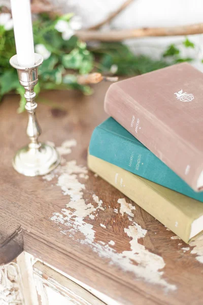 Nizhniy Novgorod, Rusya - 13 Mart 2017: Stüdyo 2.8. Şifoniyerin üzerine kitap yığını. Seçici odak. Yakın çekim.