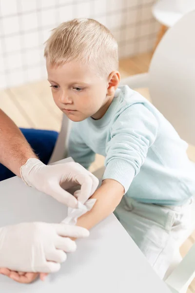 Sport letsel. medische patch. Arts maakt bandage op de hand patiënt, in het ziekenhuis — Stockfoto