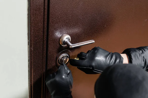 bir hırsız ın yakın bir şekilde eldivenleri kilitlenir. Bir passkey ile Hırsız.