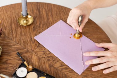 Belgede eski noter balmumu mühür damgalama. Kapat şunu. Seçici odak.