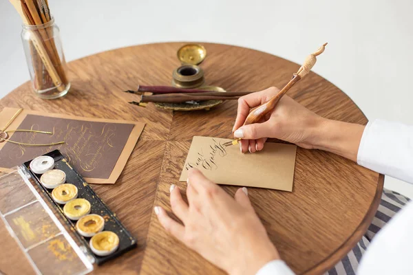 Junge schöne Mädchen in einem luxuriösen Interieur schreibt einen Liebesbrief an ihren Freund. Romantische Stimmung am Valentinstag. Weichzeichner. Nahaufnahme. — Stockfoto