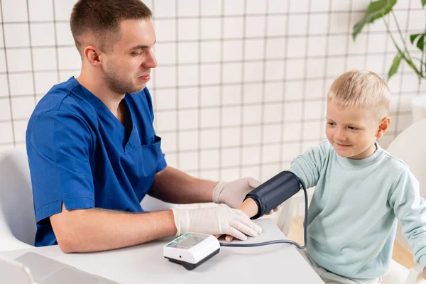 Arts meten bloeddruk van een jongetje. Diagnose, gezondheidszorg, medische dienst. Doctor kinderarts concept — Stockfoto