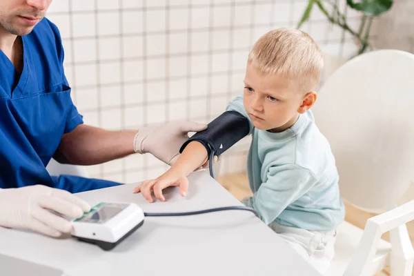 Arts meten bloeddruk van een jongetje. Diagnose, gezondheidszorg, medische dienst. Doctor kinderarts concept — Stockfoto