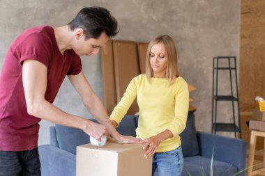 El ambalaj karton kutu, kavram hareketli ev kapatın. Genç çift birlikte yeni bir daireye taşınıyor. Tehcir kavramı