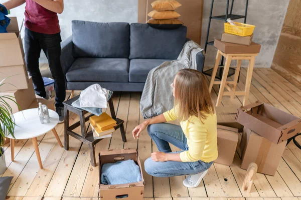 Pessoas felizes embalando caixa de papelão, conceito de mudança de casa. Casal jovem se mudando para um novo apartamento juntos. Conceito de recolocação — Fotografia de Stock