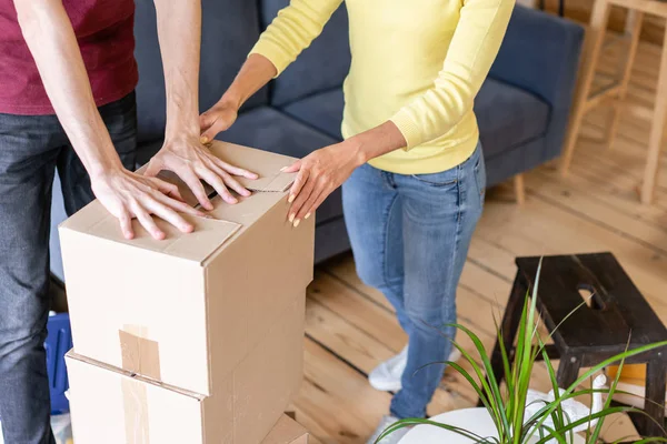Nahaufnahme von Hand Verpackung Karton, Konzept Umzug Haus. junges Paar zieht gemeinsam in eine neue Wohnung. Umzugskonzept — Stockfoto