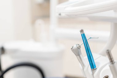 Yakın çekim diş yüksek hızlı türbin. Klinikte diş işleri. Ameliyat, diş değiştirme. Tıp, sağlık, stomatoloji kavramı. Diş hekiminin muayene yaptığı ve sonuçlandırdığı ofis.