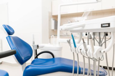 Yakın çekim dişçi koltuğu. Klinikte diş işleri. Ameliyat, diş değiştirme. Tıp, sağlık, stomatoloji kavramı. Diş hekiminin muayene yaptığı ve sonuçlandırdığı ofis.