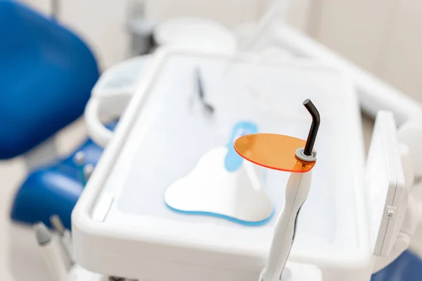 Uv ışık lı ve lazerli diş polimerizasyon lambası. Diş hekimi kliniğinde stomatological alet. Tıp, sağlık, stomatoloji kavramı. — Stok fotoğraf