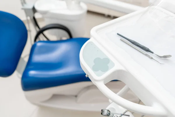 Κουμπιά ελέγχου πολυθρόνας. Οδοντιατρική εργασία στην κλινική. Λειτουργία, αντικατάσταση δοντιών. Ιατρική, υγεία, ιδέα της Στοματολογίας. Γραφείο όπου ο οδοντίατρος διεξάγει επιθεώρηση και. — Φωτογραφία Αρχείου