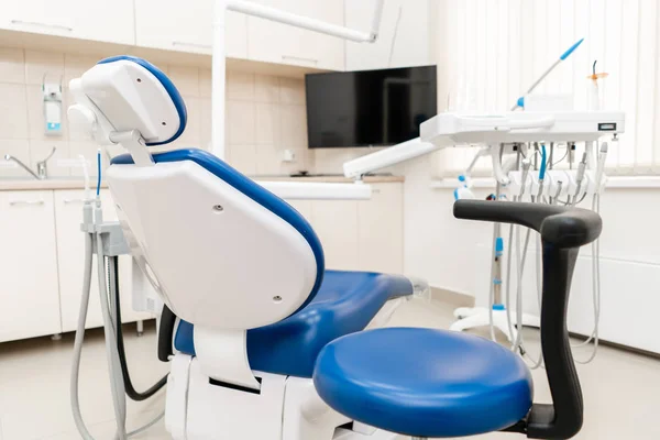 Κοντινό-πάνω οδοντιατρική πολυθρόνα. Οδοντιατρική εργασία στην κλινική. Λειτουργία, αντικατάσταση δοντιών. Ιατρική, υγεία, ιδέα της Στοματολογίας. Γραφείο όπου ο οδοντίατρος διεξάγει επιθεώρηση και. — Φωτογραφία Αρχείου