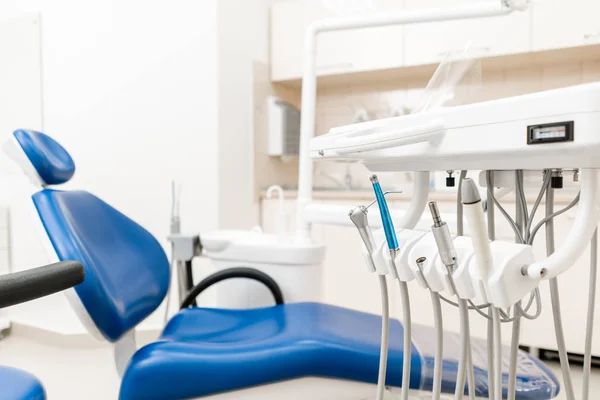 Sillón dentista de cerca. Trabajo dental en la clínica. Operación, reemplazo dental. Medicina, salud, concepto estomatológico. Oficina donde el dentista realiza la inspección y concluye . — Foto de Stock