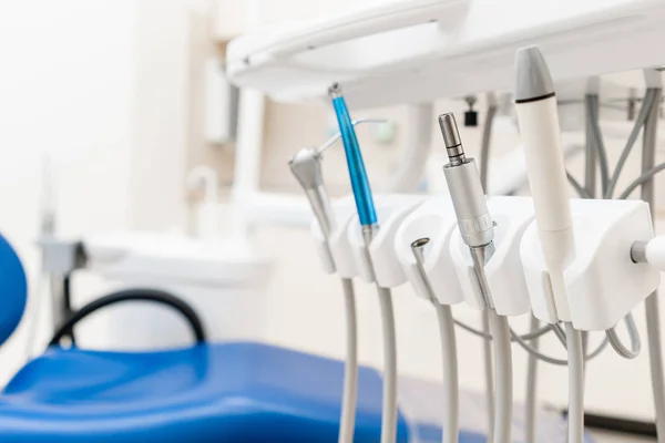 Close-up dental turbina de alta velocidade. Trabalho odontológico na clínica. Operação, substituição dentária. Medicina, saúde, conceito de estomatologia. Escritório onde o dentista realiza inspeção e conclui . — Fotografia de Stock