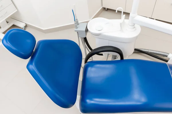 Κοντινό-πάνω οδοντιατρική πολυθρόνα. Οδοντιατρική εργασία στην κλινική. Λειτουργία, αντικατάσταση δοντιών. Ιατρική, υγεία, ιδέα της Στοματολογίας. Γραφείο όπου ο οδοντίατρος διεξάγει επιθεώρηση και. — Φωτογραφία Αρχείου