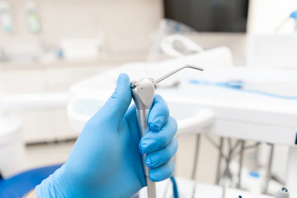 Close-up hand of dentist in the glove holds Gun dental water and air. . Office where dentist conducts inspection and concludes. Office where dentist conducts inspection and concludes. — Stock Photo, Image