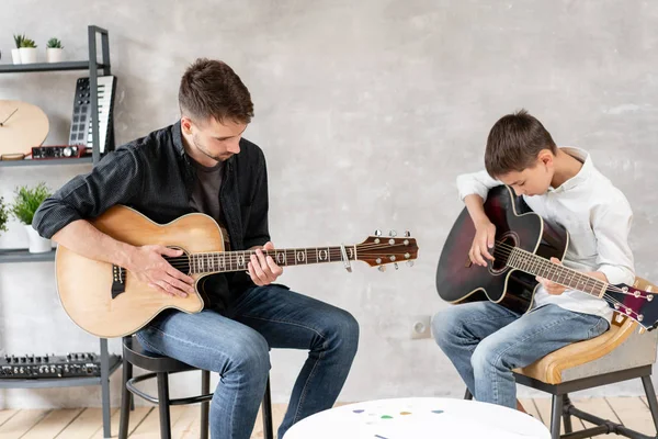 Kendine güvenen öğretmen öğrencisine temel akorları çalmayı öğretir. Evde müzik eğitimi