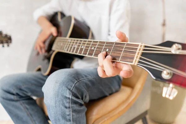 Europeo maschio posa con chitarra acustica nelle sue mani — Foto Stock
