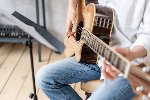 Europese man poseren met akoestische gitaar in zijn handen — Stockfoto