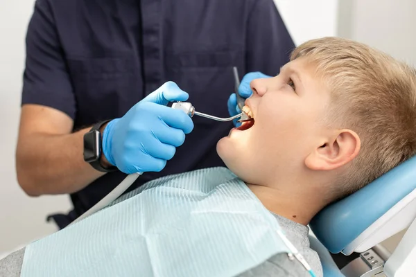 Il dentista si prepara per il futuro intervento chirurgico e il lavaggio della bocca al suo paziente — Foto Stock
