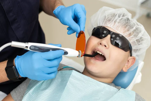 Primo piano della lampada UV, utilizzata dal dentista per esaminare i denti del suo paziente — Foto Stock