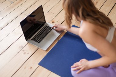 Sevimli genç internet üzerinden jimnastik öğretici izliyor