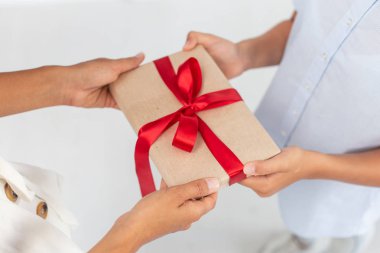 Hediye kutusunun farklı yaşlardaki insanların ellerinde olması. Seçici odak