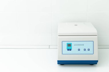 Beyaz tıbbi elektronik cihaz. Metin için boş boşluk