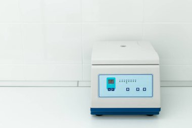 Beyaz tıbbi elektronik cihaz. Metin için boş boşluk