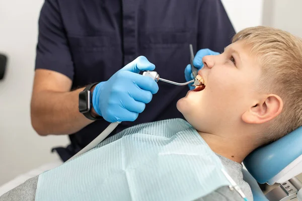 Giovane ragazzo tenere la bocca aperta mentre il suo medico naftalina — Foto Stock