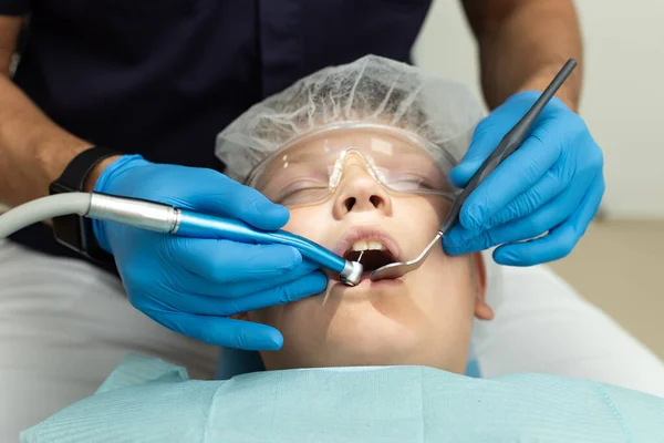 Закрытие стоматологической операции над зубами мальчиков — стоковое фото